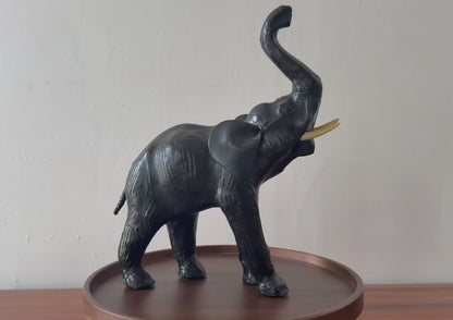 Vintage olifant sculptuur van hout en leer – donker handgemaakt object (35 cm)