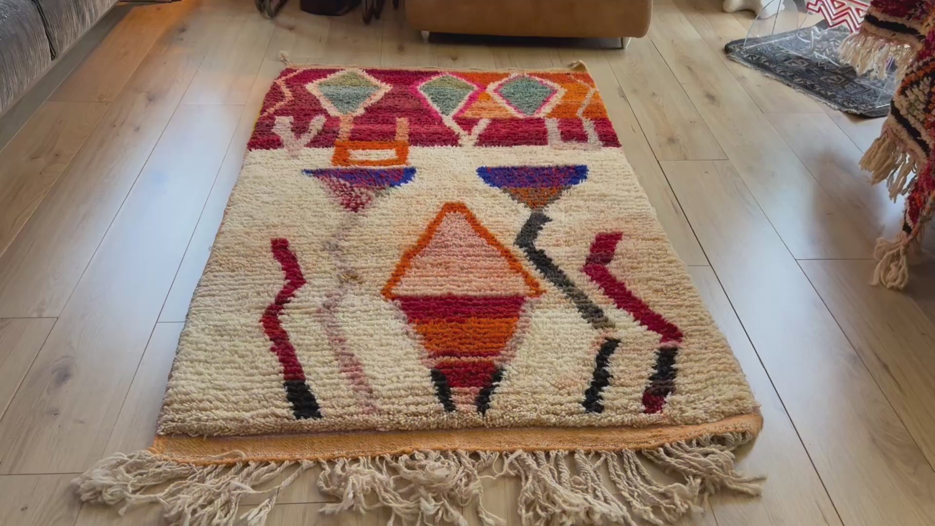 Warm Berber tapijt met abstract tribal design – 180 × 104 cm