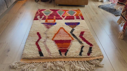 Warm Berber tapijt met abstract tribal design – 180 × 104 cm