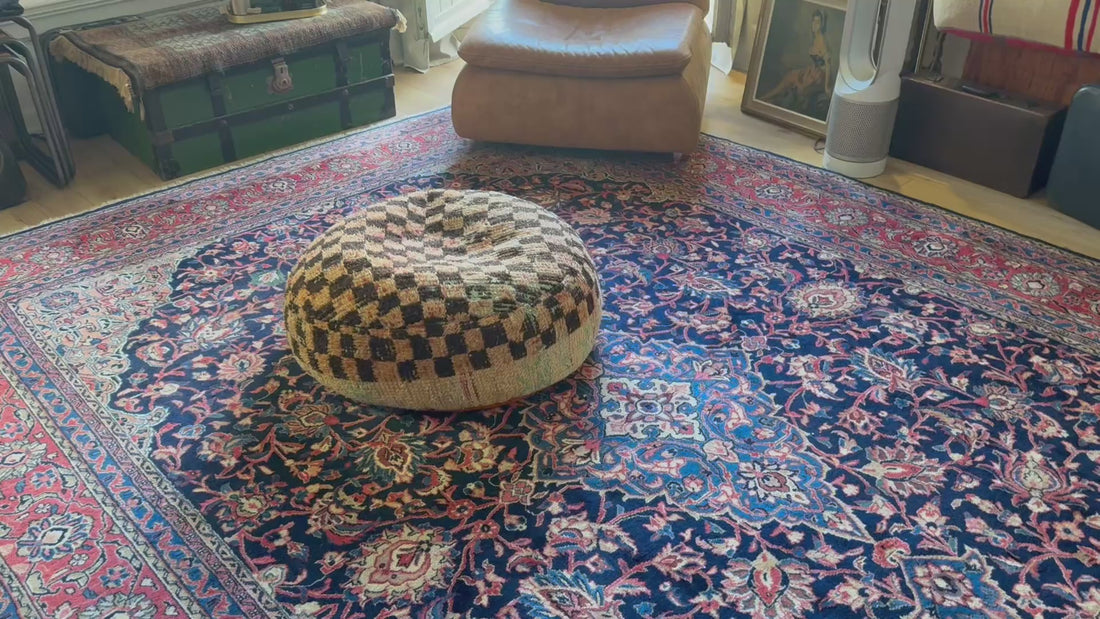 Poef van gebruikt vintage Marokkaans tapijt – handgemaakt – ca. 60 × 60 × 20 cm