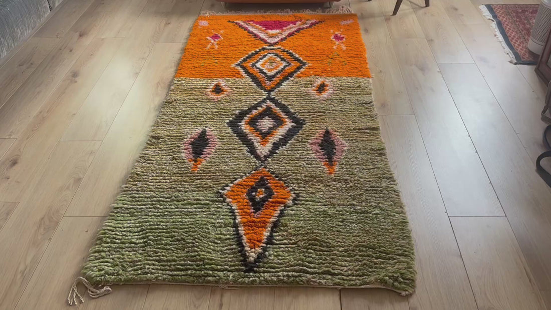 Vintage Marokkaans Berbertapijt in Oranje en Olijfgroen – 210 × 101 cm