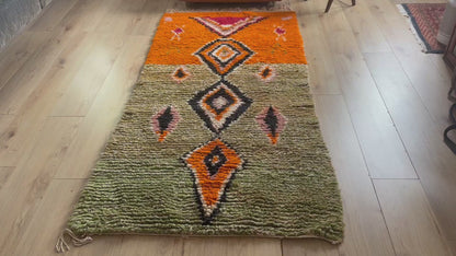 Vintage Marokkaans Berbertapijt in Oranje en Olijfgroen – 210 × 101 cm