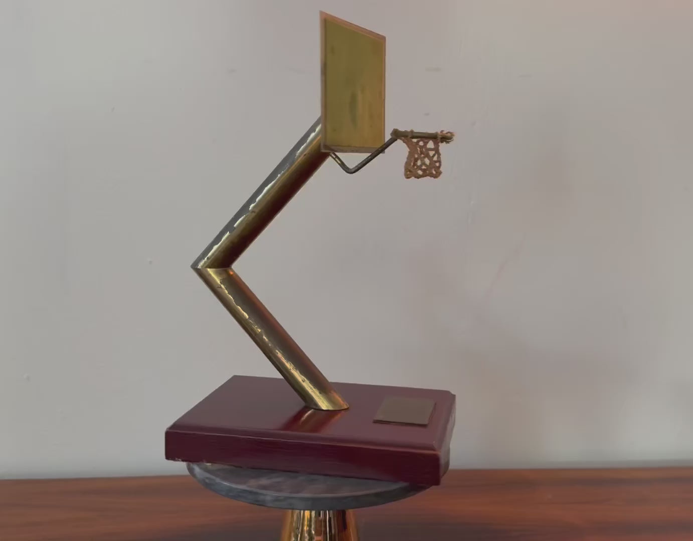 Troféu vintage de basquetebol – objeto escultórico de 1987