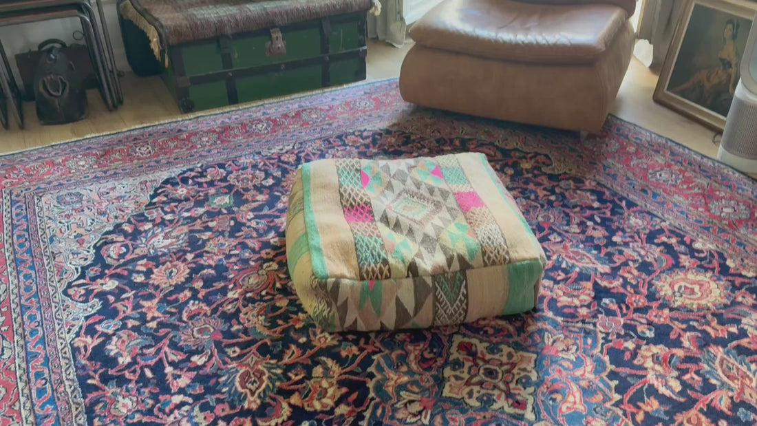 Poef van gebruikt vintage Marokkaans tapijt – handgemaakt – ca. 60 × 60 × 20 cm