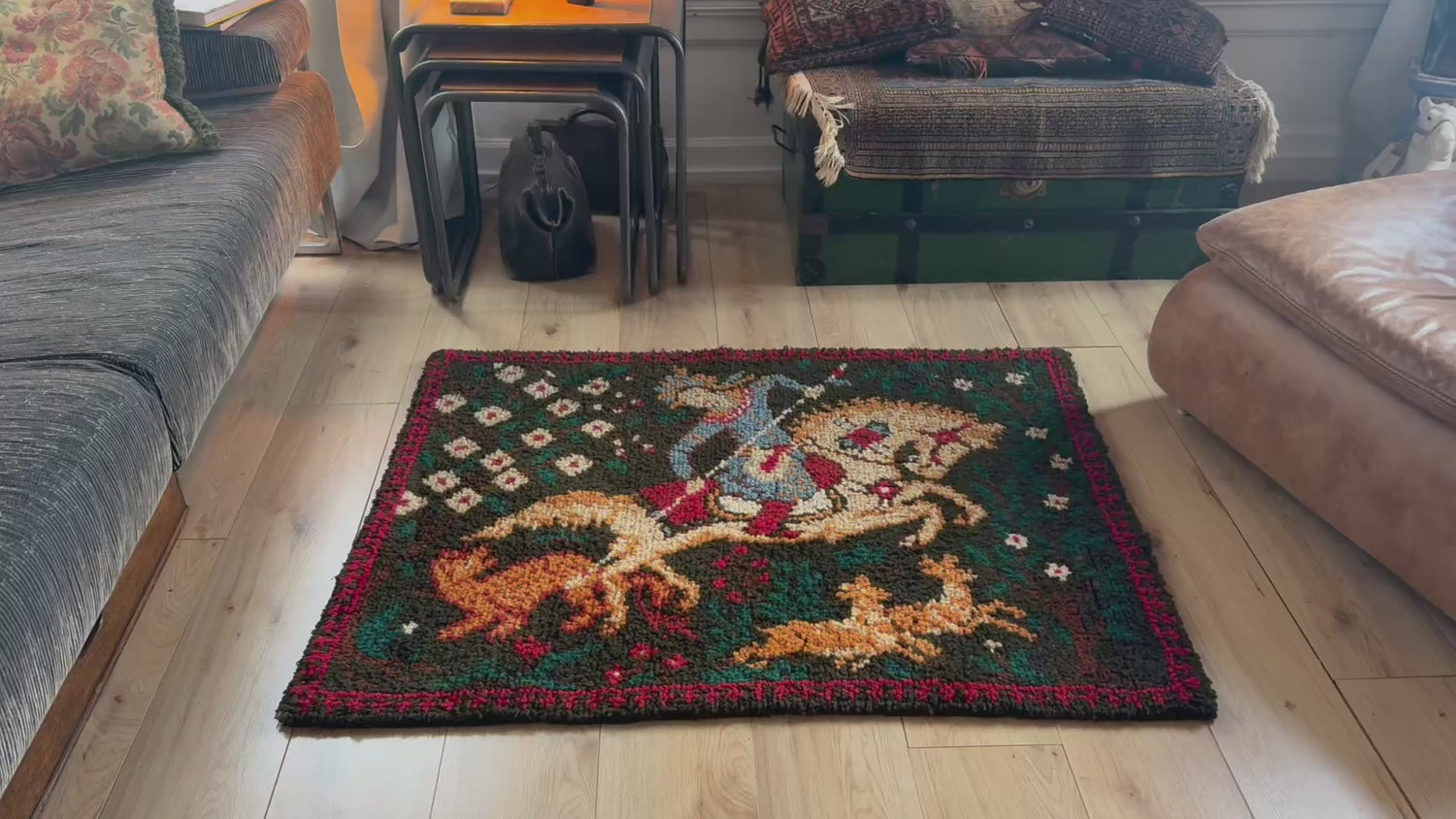 Tapete ou tapeçaria francesa vintage de parede ou chão com cavaleiro e cavalos (design Phildar, c. anos 70)