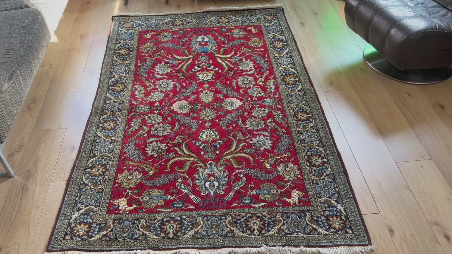 Vintage handgeknoopt wollen tapijt met vogels en gazellen – ca. 222 × 140 cm