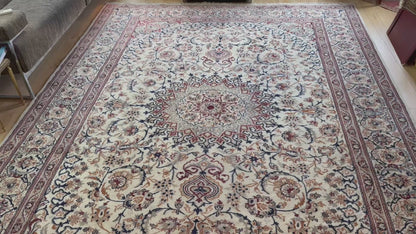 Tapete clássico nó à mão estilo Nain com medalhão – marfim &amp; azul noite – 335 × 247 cm