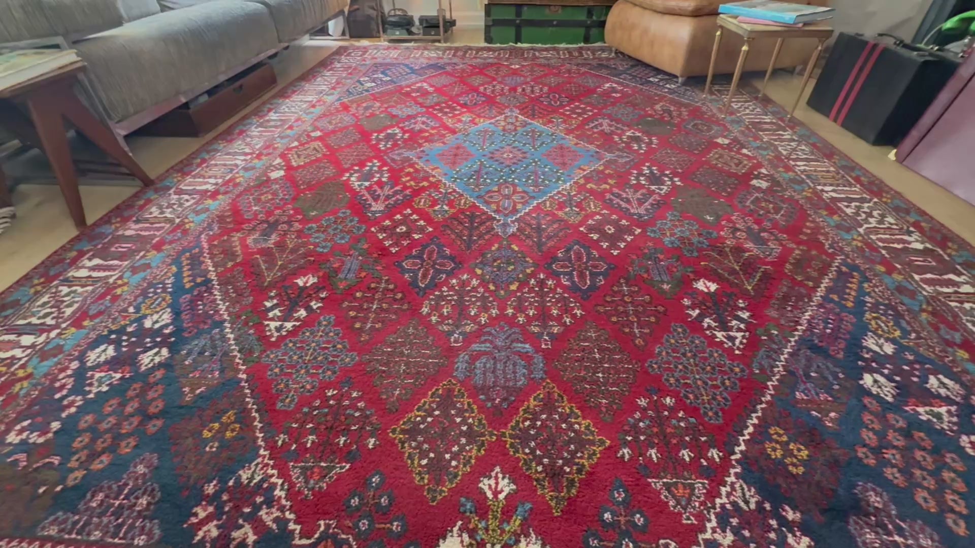 Groot vintage tribaal tapijt 355 × 241 cm – rood veld met blauw medaillon