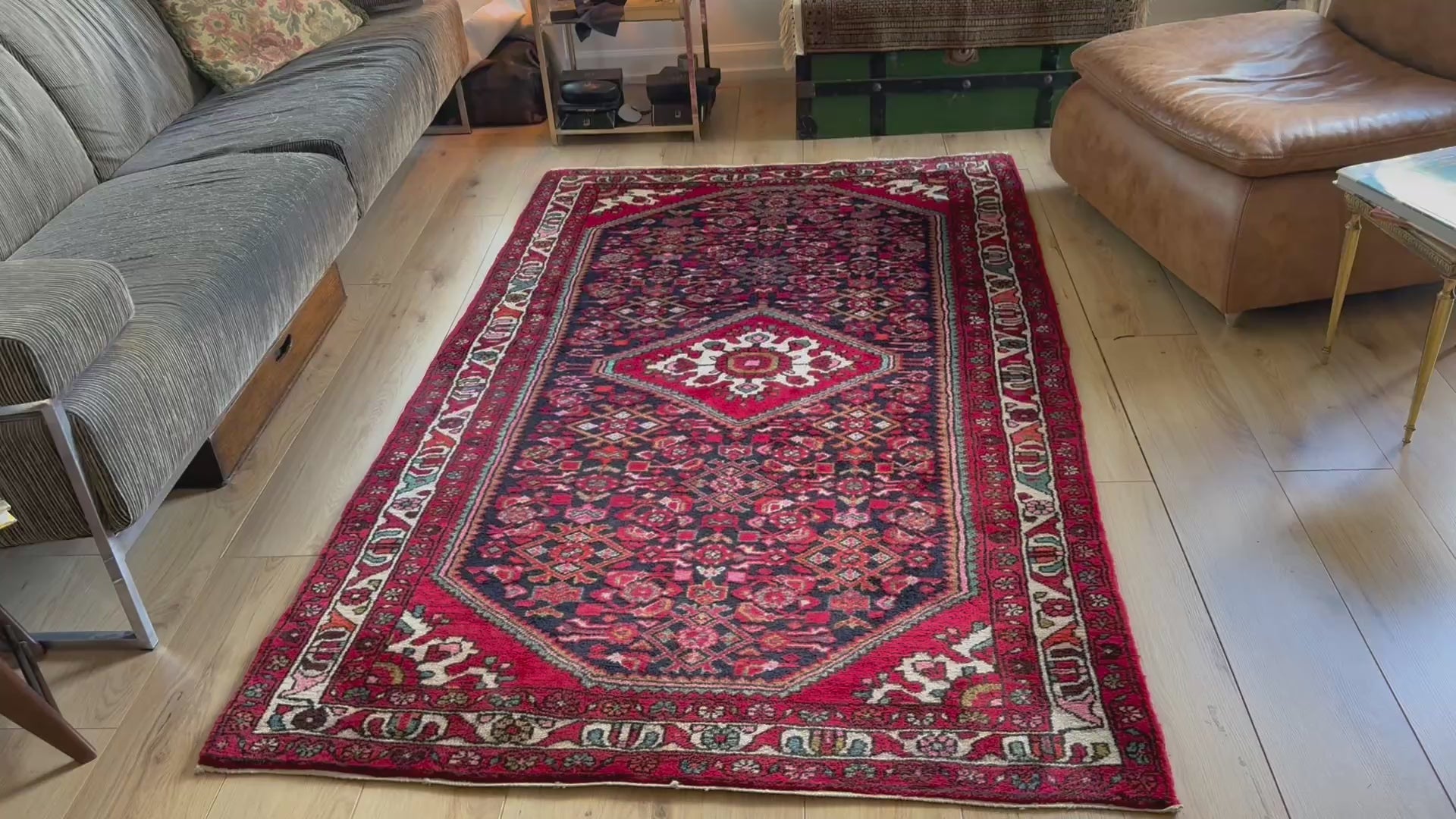 Vintage handgeknoopt wollen tapijt met medaillon – rood en donkerblauw – 217 × 130 cm