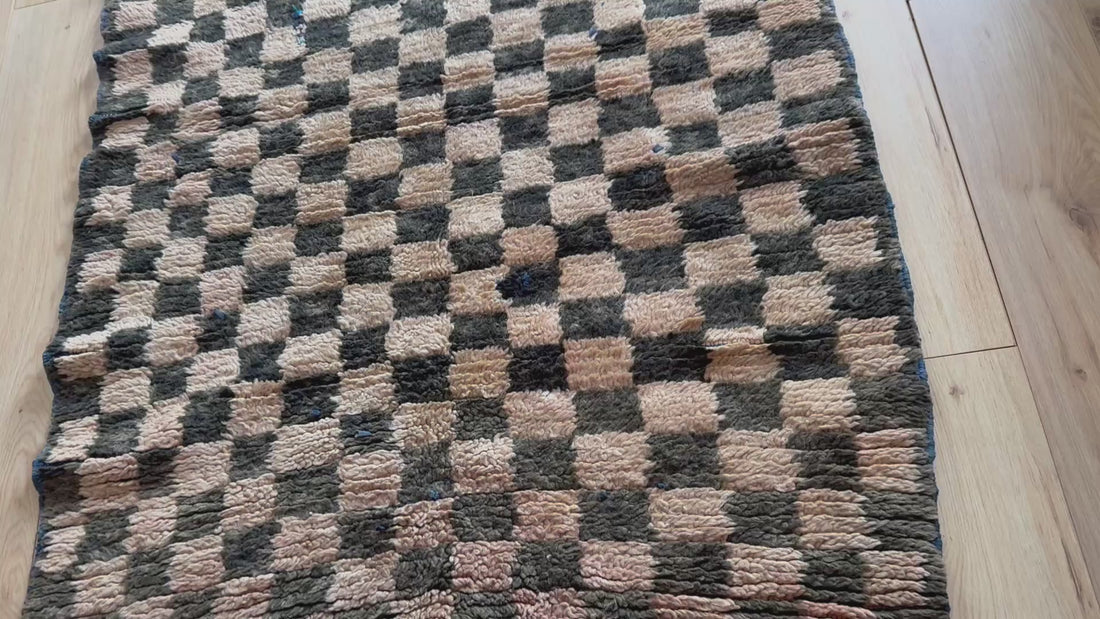 Handgeknoopt vintage Marokkaans checkerboard tapijt – 297 × 114 cm