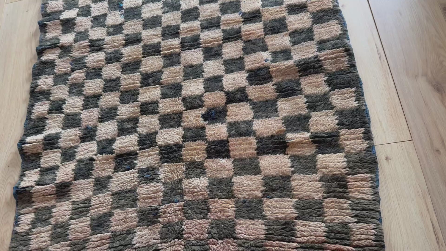 Handgeknoopt vintage Marokkaans checkerboard tapijt – 297 × 114 cm