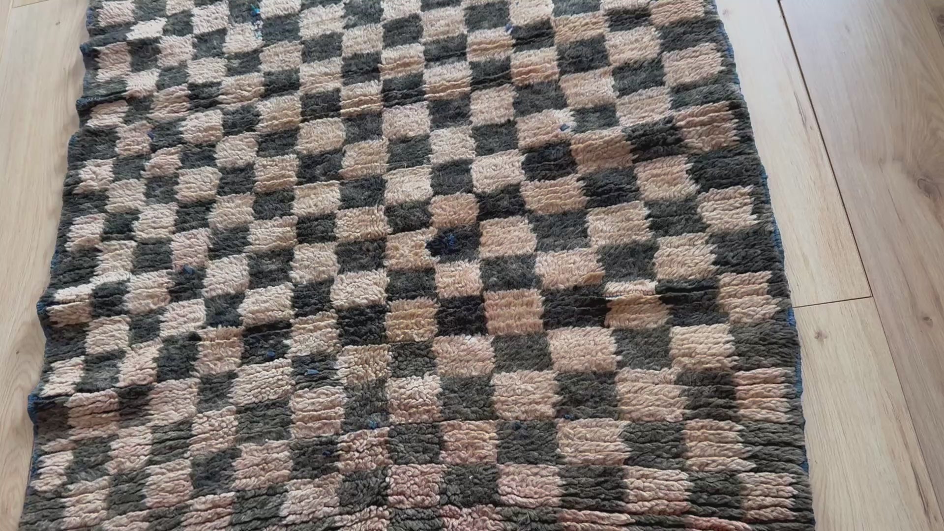 Handgeknoopt vintage Marokkaans checkerboard tapijt – 297 × 114 cm