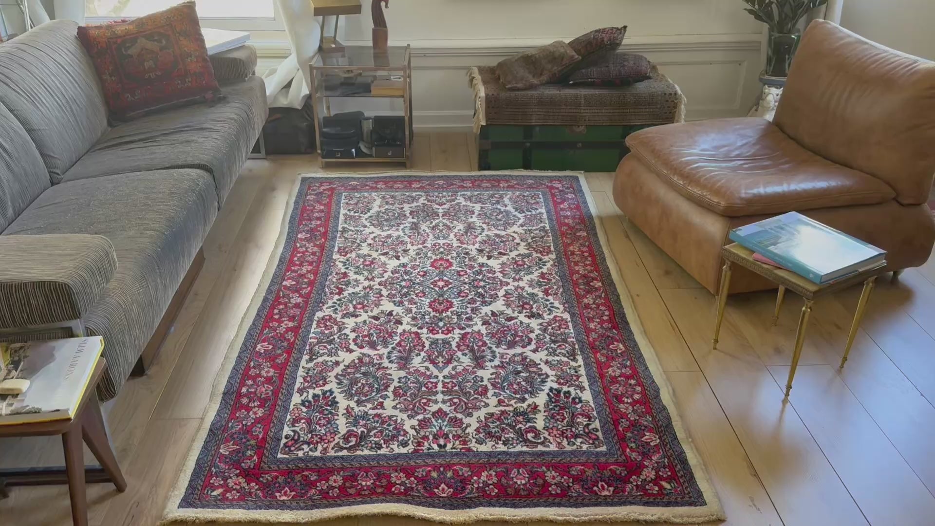 Vintage handgeknoopt klassiek tapijt met ivoor veld en florale patronen – 218 × 131 cm